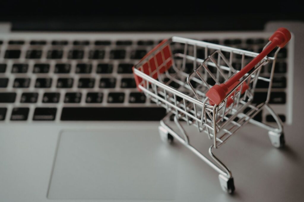 Paliktas prekių krepšelis: kodėl persigalvojame paskutinę sekundę?