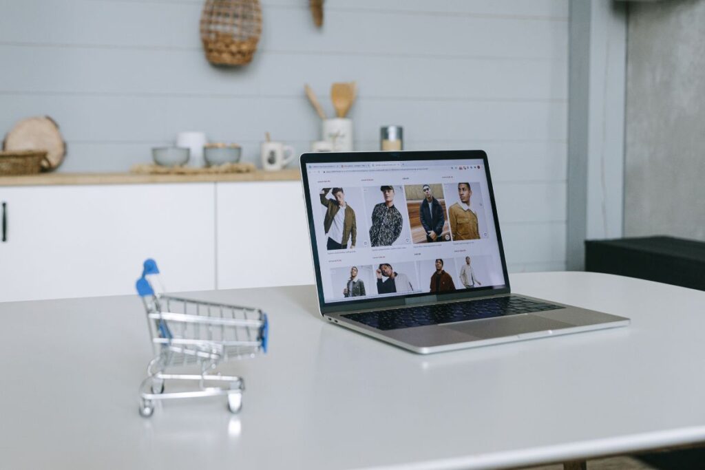 Dirbtinis intelektas elektroninėje prekyboje: kaip algoritmai žino, ko norėsite rytoj?